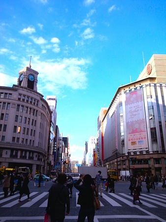 銀座の歩行者天国で写真撮影されている方