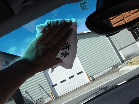 ウインドシールド内側を拭く