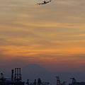 東京湾越しに見る富士と飛行機
