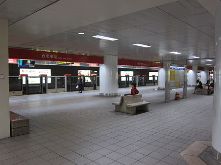 MRT台北駅 淡水線ホーム