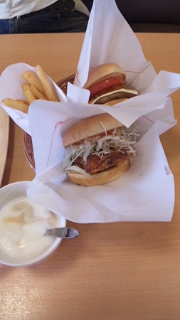 モスなう。明太鳥天バーガーくう。