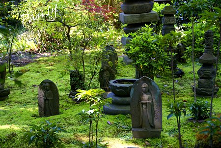 苔の絨毯に佇む石仏群・・