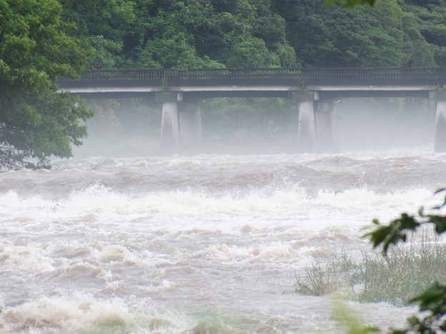 大雨で増水した岩岳川　　岡橋