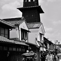 Photos: モノトーン 川越蔵造の町並み時の鐘と人力車・・20120624