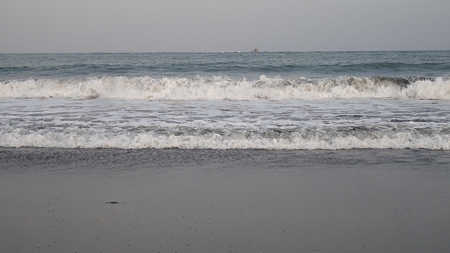 台風が低気圧に変わったが波はちと高いらしい。