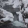 雪降る釜渕の滝